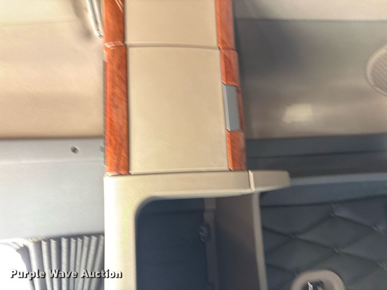 image for item OK9452 2010 Freightliner Cascadia semi truck