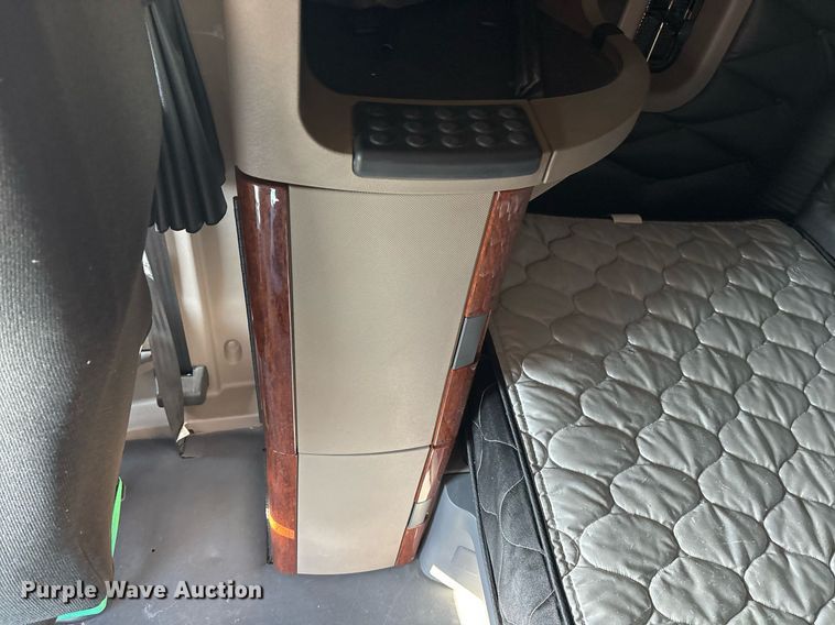 image for item OK9452 2010 Freightliner Cascadia semi truck