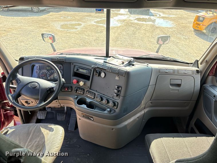 image for item OK9452 2010 Freightliner Cascadia semi truck