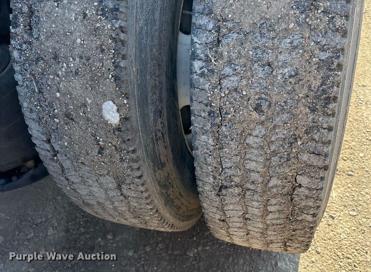 image for item OK9452 2010 Freightliner Cascadia semi truck