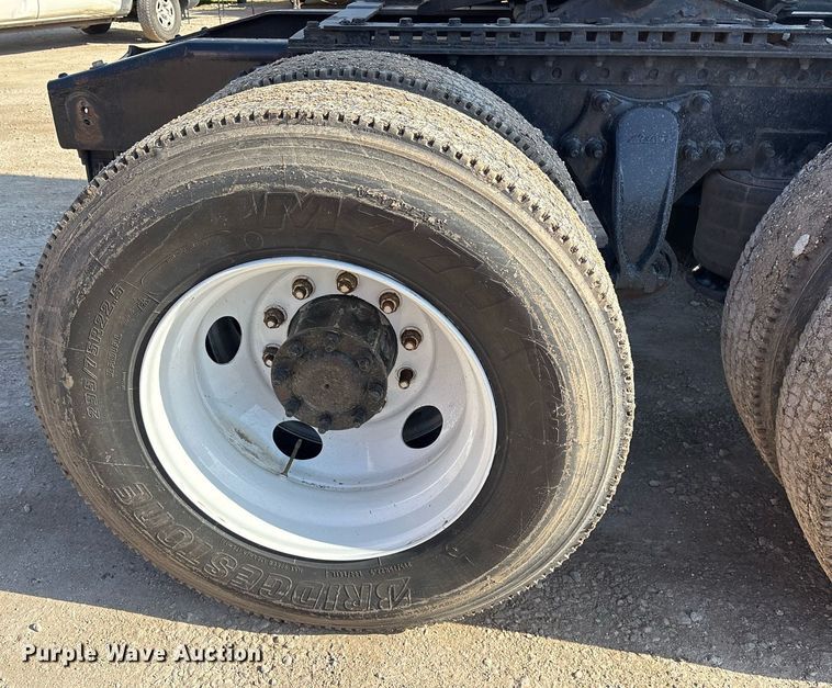 image for item OK9452 2010 Freightliner Cascadia semi truck