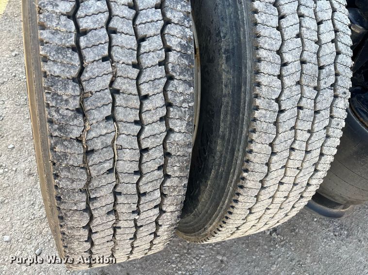 image for item OK9452 2010 Freightliner Cascadia semi truck