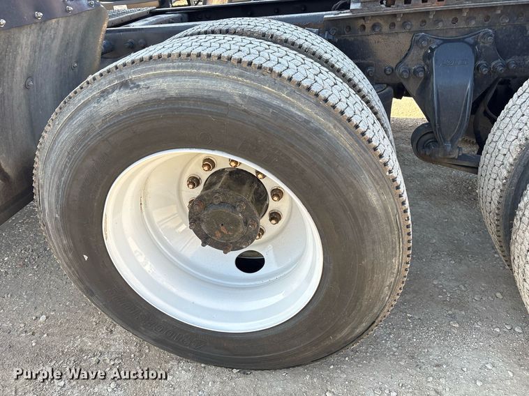 image for item OK9452 2010 Freightliner Cascadia semi truck