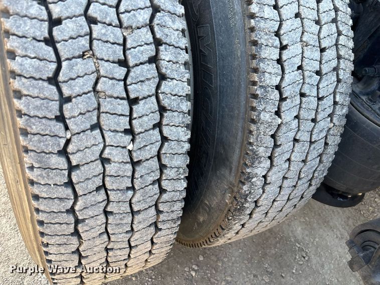 image for item OK9452 2010 Freightliner Cascadia semi truck