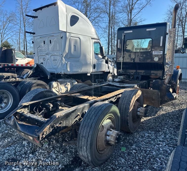 image for item YA0286 2014 Kenworth T800 truck cab and chassis