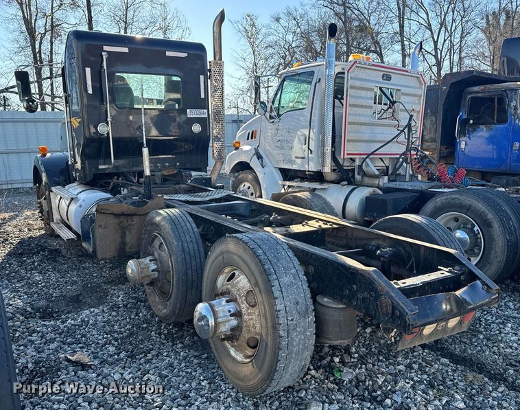 image for item YA0286 2014 Kenworth T800 truck cab and chassis