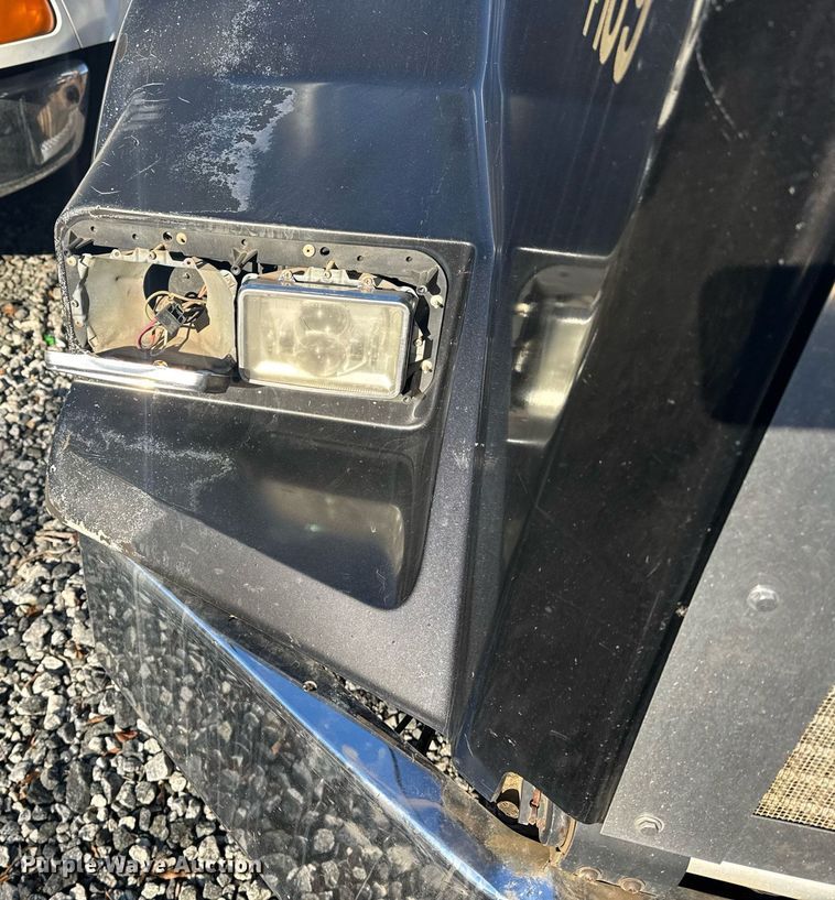 image for item YA0286 2014 Kenworth T800 truck cab and chassis