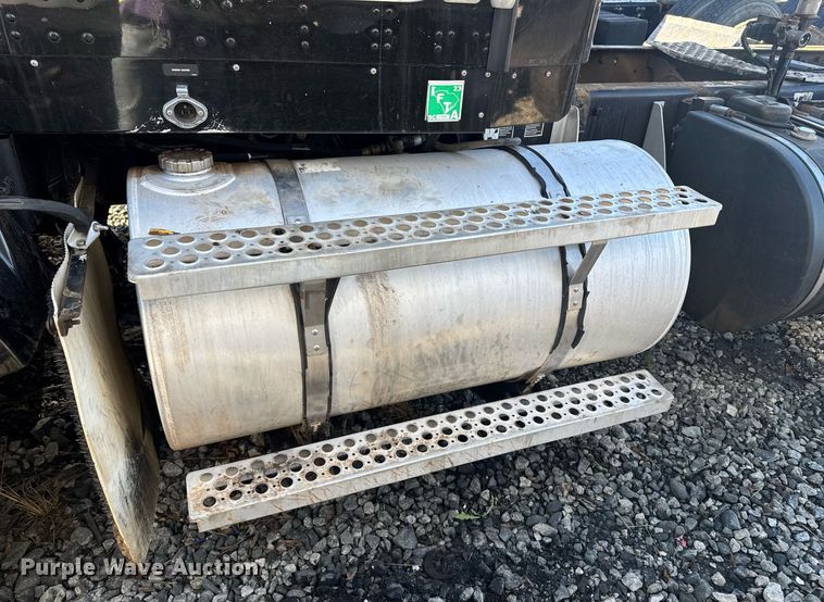 image for item YA0286 2014 Kenworth T800 truck cab and chassis