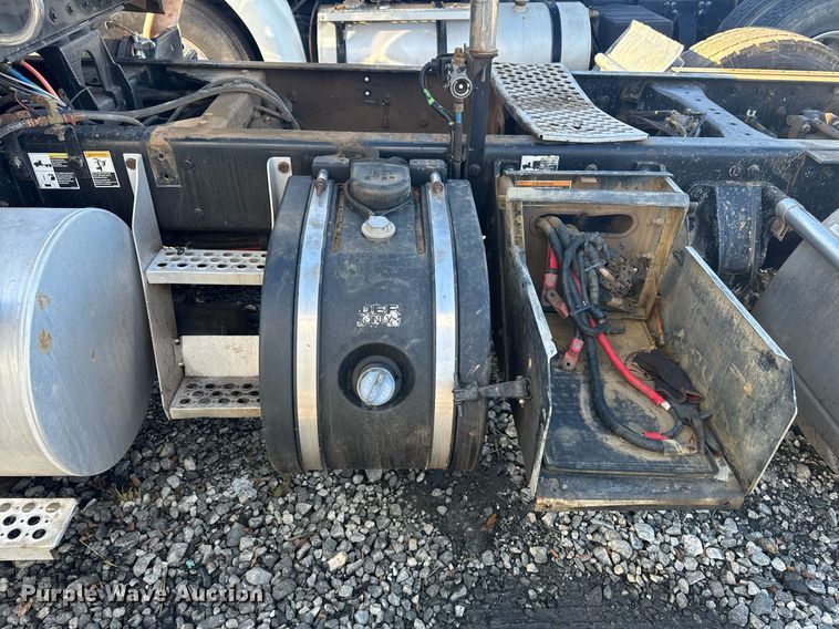 image for item YA0286 2014 Kenworth T800 truck cab and chassis