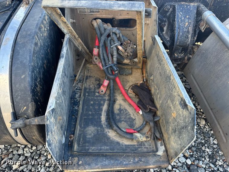 image for item YA0286 2014 Kenworth T800 truck cab and chassis