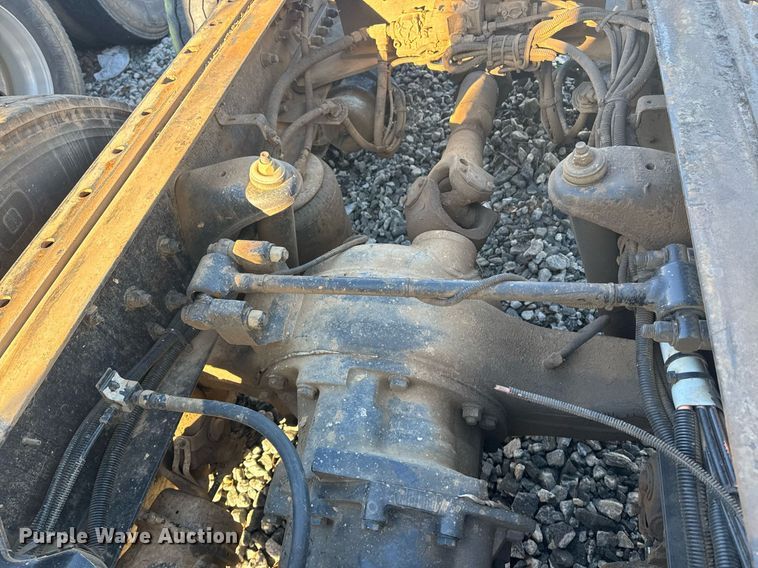 image for item YA0286 2014 Kenworth T800 truck cab and chassis