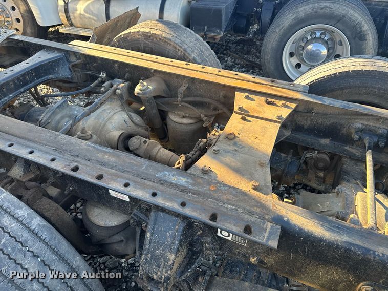 image for item YA0286 2014 Kenworth T800 truck cab and chassis