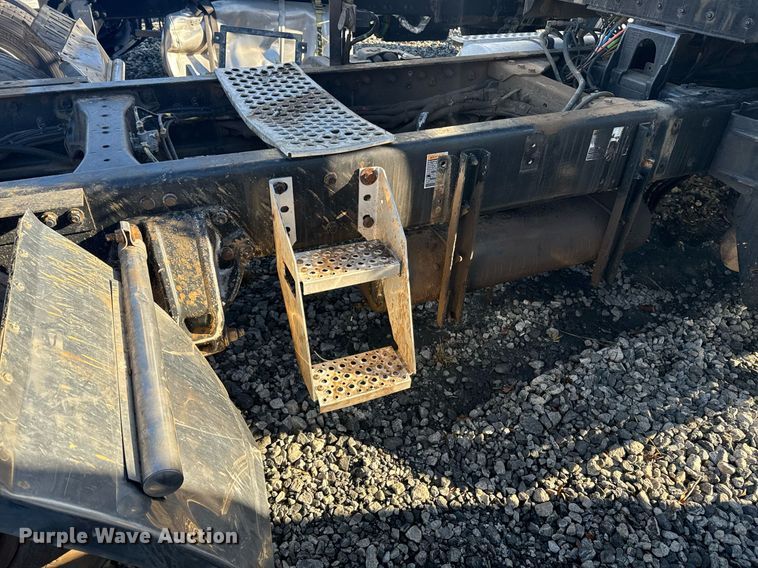 image for item YA0286 2014 Kenworth T800 truck cab and chassis