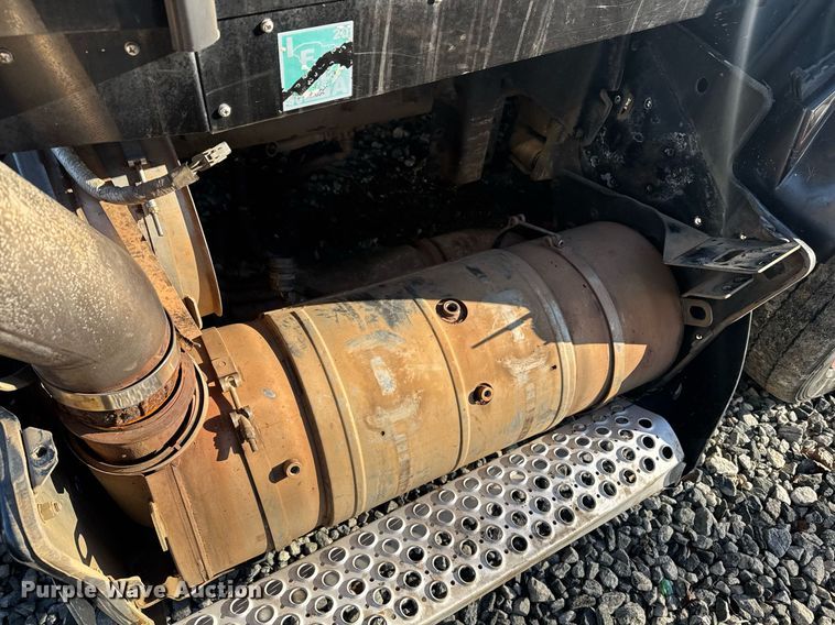 image for item YA0286 2014 Kenworth T800 truck cab and chassis