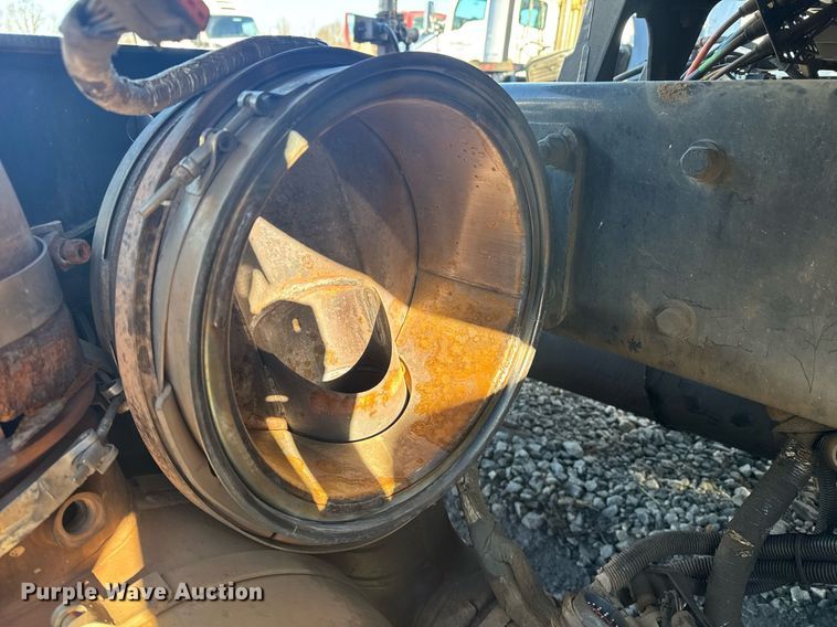 image for item YA0286 2014 Kenworth T800 truck cab and chassis