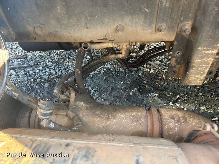 image for item YA0286 2014 Kenworth T800 truck cab and chassis