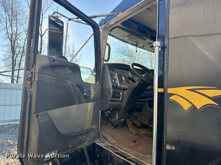 image for item YA0286 2014 Kenworth T800 truck cab and chassis