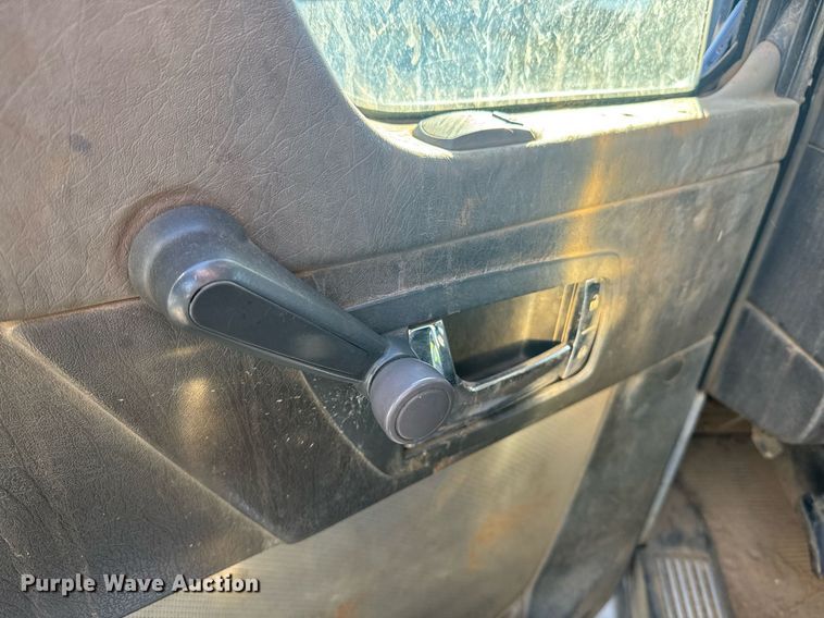 image for item YA0286 2014 Kenworth T800 truck cab and chassis