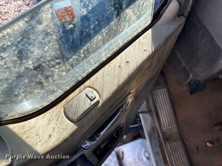 image for item YA0286 2014 Kenworth T800 truck cab and chassis