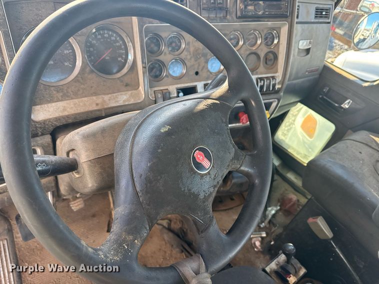 image for item YA0286 2014 Kenworth T800 truck cab and chassis