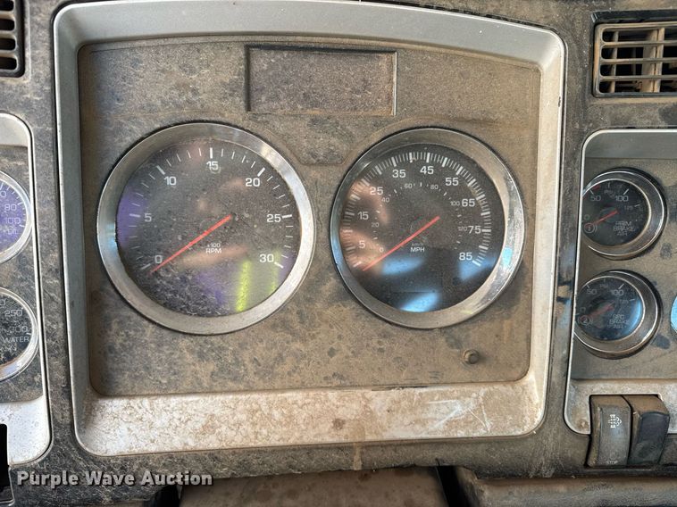 image for item YA0286 2014 Kenworth T800 truck cab and chassis