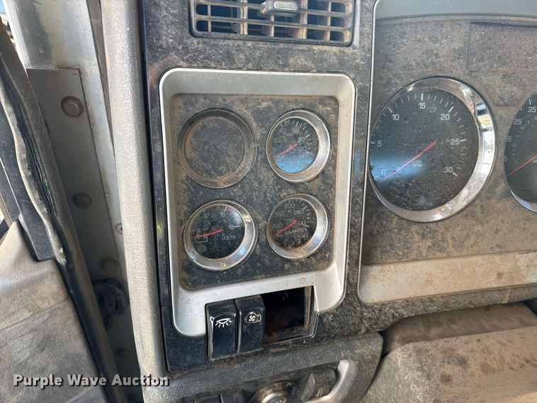 image for item YA0286 2014 Kenworth T800 truck cab and chassis