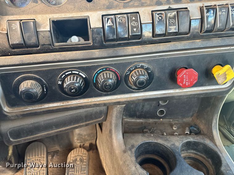 image for item YA0286 2014 Kenworth T800 truck cab and chassis