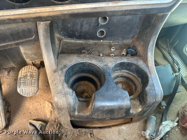 image for item YA0286 2014 Kenworth T800 truck cab and chassis