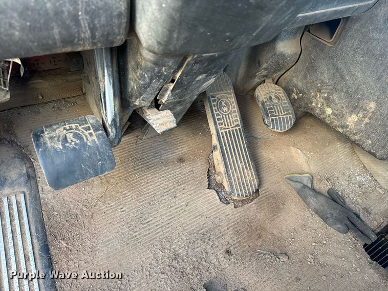 image for item YA0286 2014 Kenworth T800 truck cab and chassis