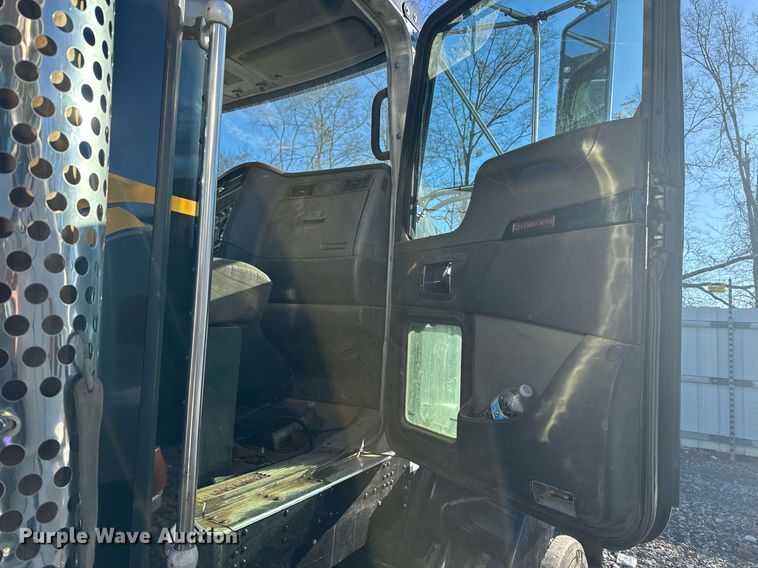 image for item YA0286 2014 Kenworth T800 truck cab and chassis