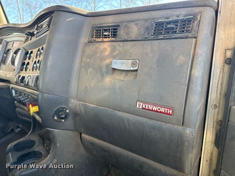 image for item YA0286 2014 Kenworth T800 truck cab and chassis