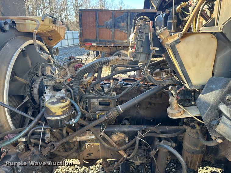 image for item YA0286 2014 Kenworth T800 truck cab and chassis