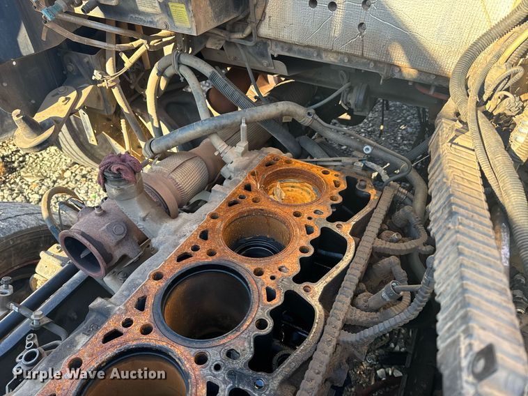 image for item YA0286 2014 Kenworth T800 truck cab and chassis