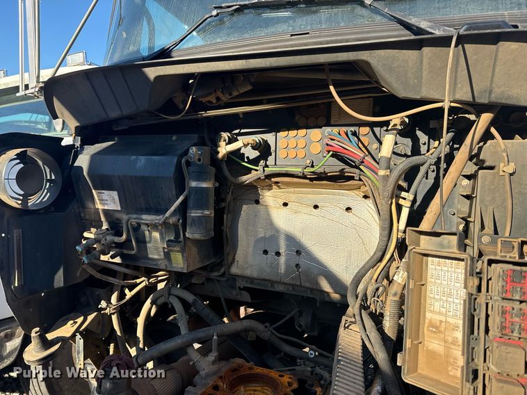 image for item YA0286 2014 Kenworth T800 truck cab and chassis