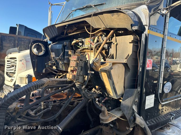 image for item YA0286 2014 Kenworth T800 truck cab and chassis