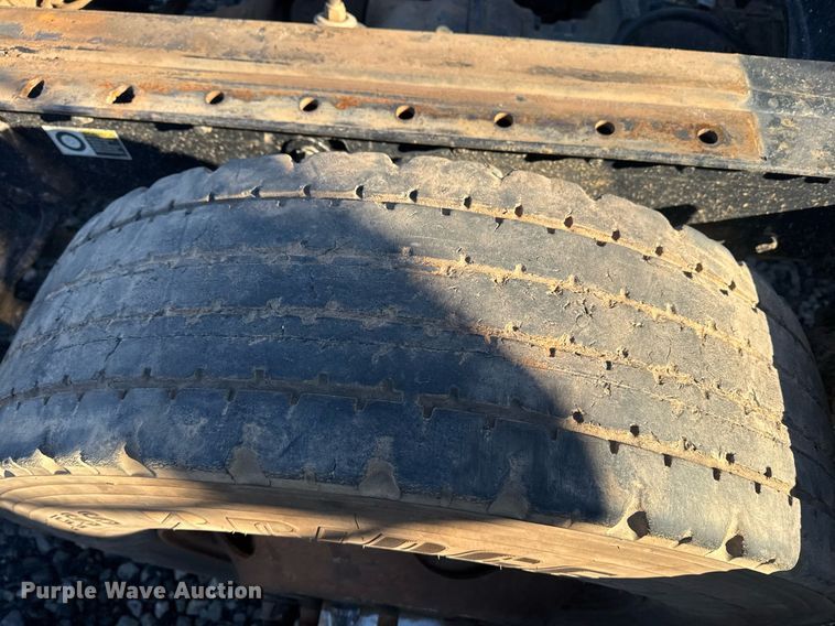 image for item YA0286 2014 Kenworth T800 truck cab and chassis