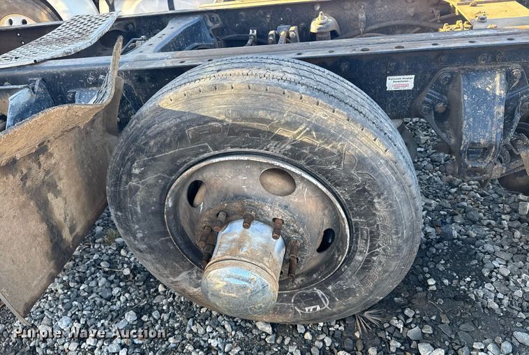 image for item YA0286 2014 Kenworth T800 truck cab and chassis