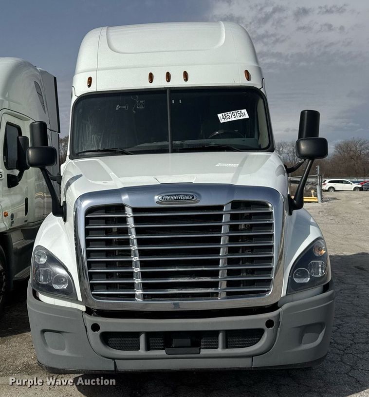 image for item YA0370 2018 Freightliner Cascadia semi truck