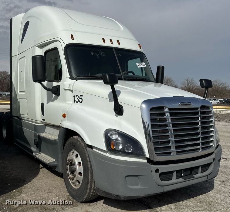 image for item YA0370 2018 Freightliner Cascadia semi truck