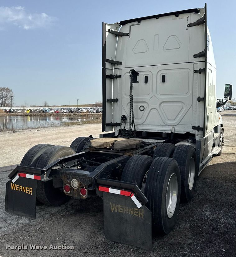 image for item YA0370 2018 Freightliner Cascadia semi truck