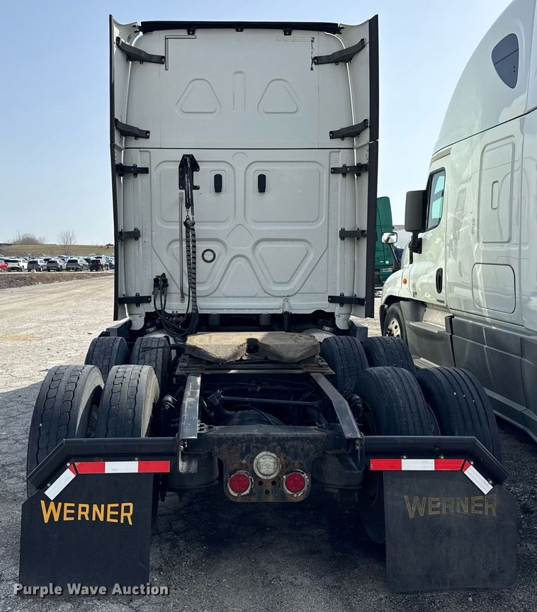 image for item YA0370 2018 Freightliner Cascadia semi truck