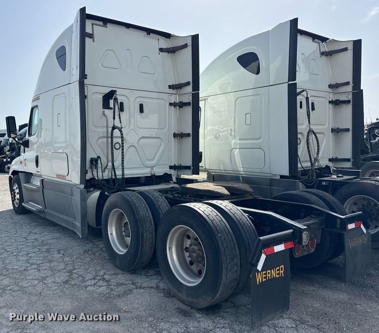 image for item YA0370 2018 Freightliner Cascadia semi truck