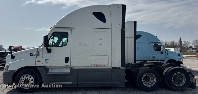 image for item YA0370 2018 Freightliner Cascadia semi truck