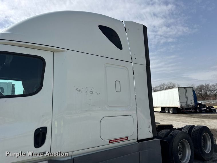 image for item YA0370 2018 Freightliner Cascadia semi truck
