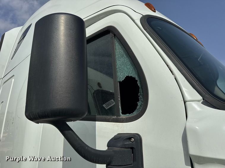 image for item YA0370 2018 Freightliner Cascadia semi truck