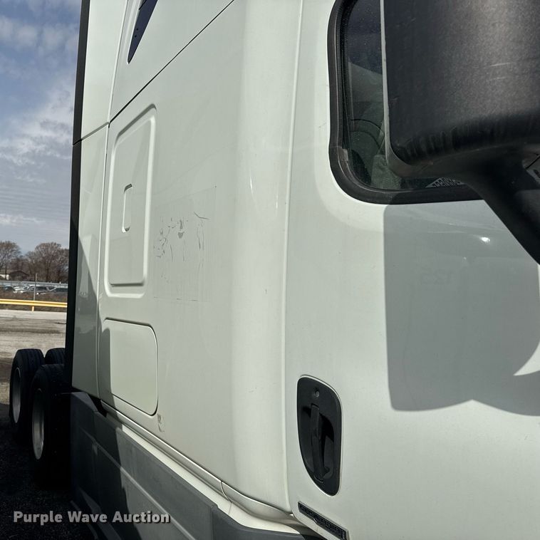 image for item YA0370 2018 Freightliner Cascadia semi truck