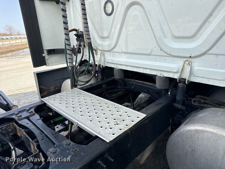 image for item YA0370 2018 Freightliner Cascadia semi truck