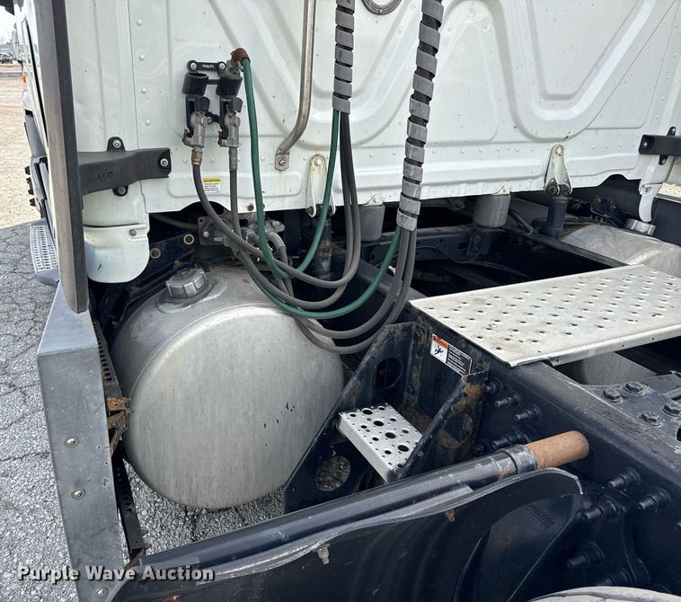 image for item YA0370 2018 Freightliner Cascadia semi truck