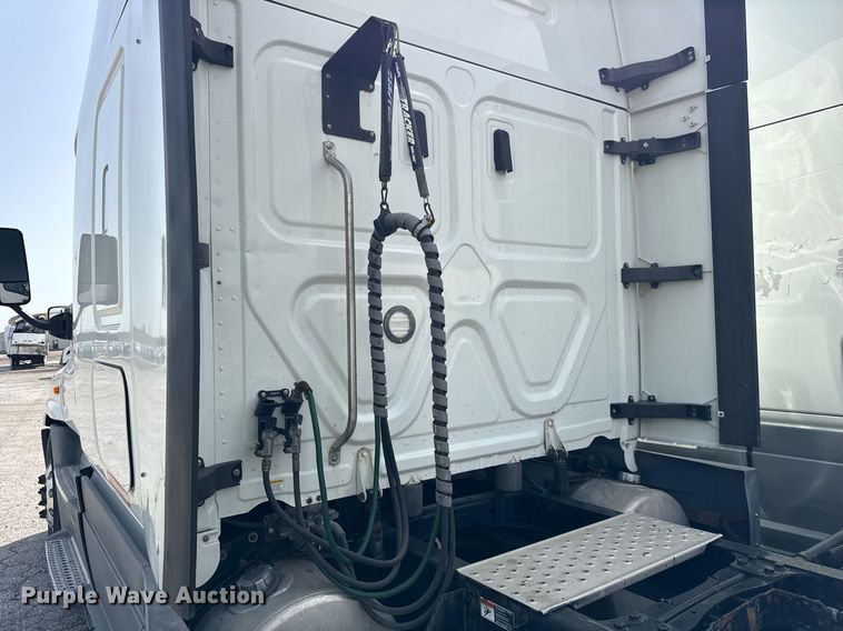 image for item YA0370 2018 Freightliner Cascadia semi truck