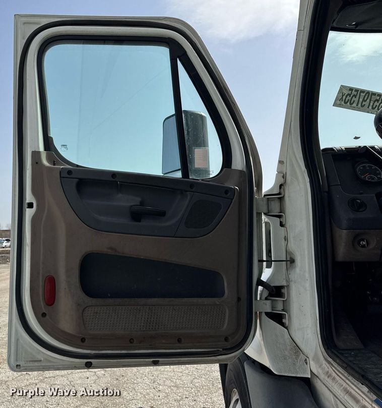 image for item YA0370 2018 Freightliner Cascadia semi truck